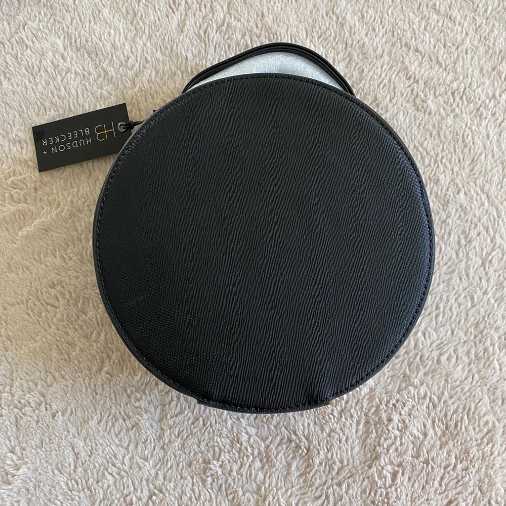HUDSON BLEECKER ROUND VEGAN LEATHER TRAVEL CASE